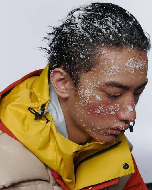 Dlaczego włosy stają się suche po zimie — i jak odbudować barierę nawilżenia bez przesady